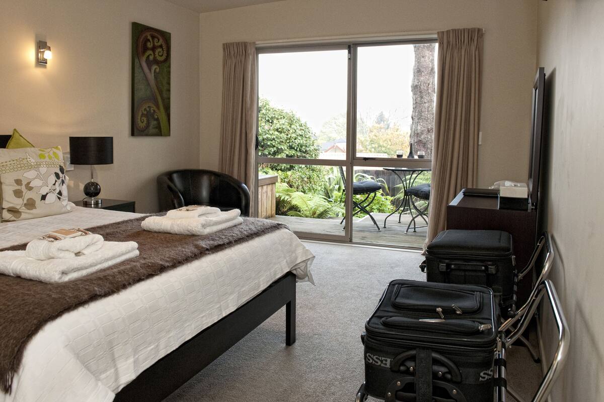 Standard Room, 1 Queen Bed, Balcony | Premium bedding, desk, soundproofing, iron/ironing board