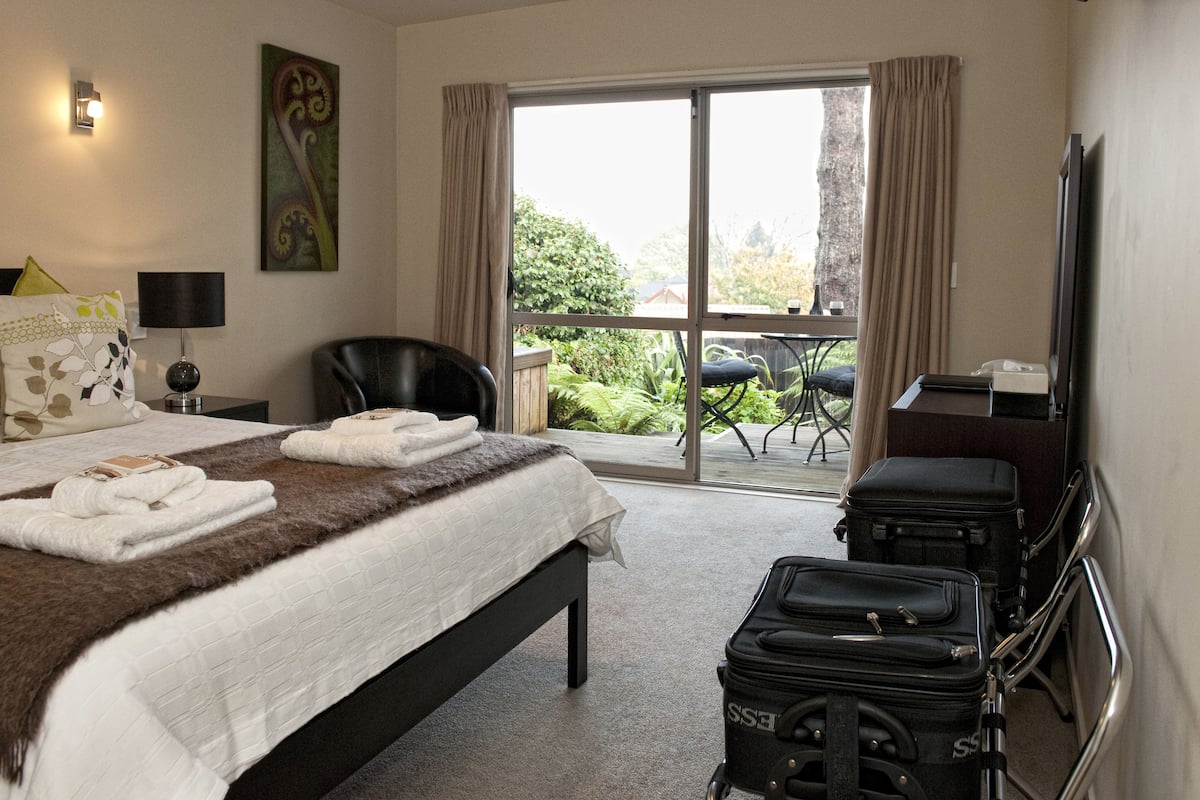 Standard Room, 1 Queen Bed, Balcony