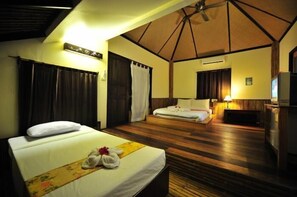 Deluxe Bungalow Triple | Hypo-allergenic bedding, desk, laptop workspace, free WiFi