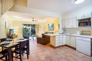 客房 | 起居区 | 40-英寸纯平电视 （配备数码频道）、电视