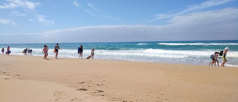 Pantai berhampiran, pasir putih