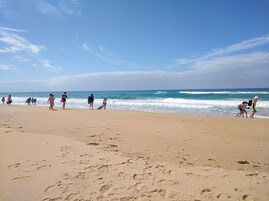 Perto da praia, areia branca 