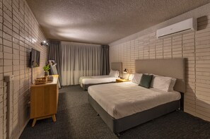 Muebles diferentes, cortinas blackout, wifi y ropa de cama 