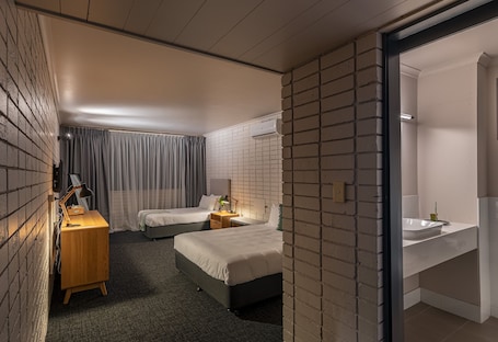 Individualmente mobiliados, cortinas blackout, Wi-Fi, roupa de cama