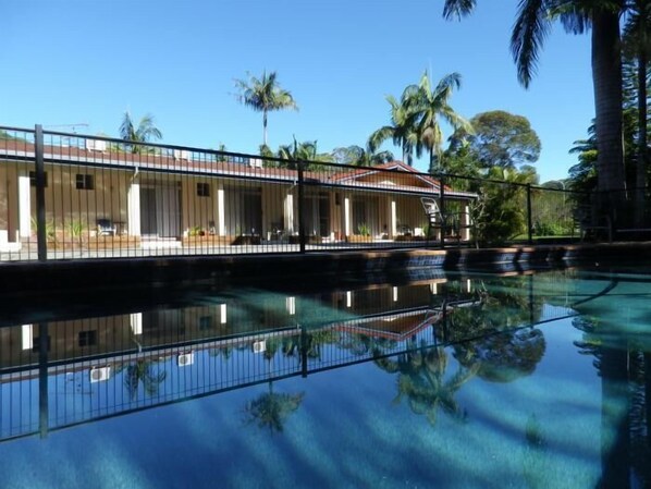 Outdoor pool - Ocean Shores Motel (Ocean Shores)