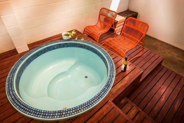 Indoor spa tub - Malones Motel (Rotorua)