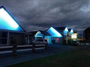 Front of property - evening/night - Malones Motel (Rotorua)
