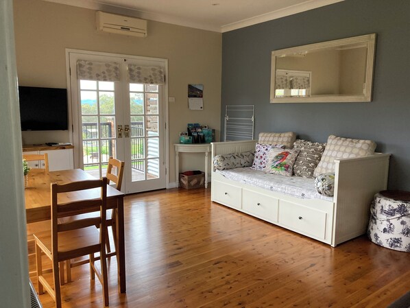 Appartement Confort, 1 grand lit et 1 canapé-lit, vue montagne, rez-de-chaussée | Coin séjour