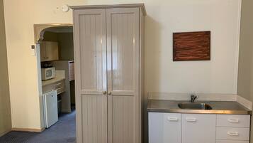 Standard King | Private kitchenette | Fridge, microwave, electric kettle