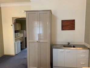 Standard King | Private kitchenette | Fridge, microwave, electric kettle