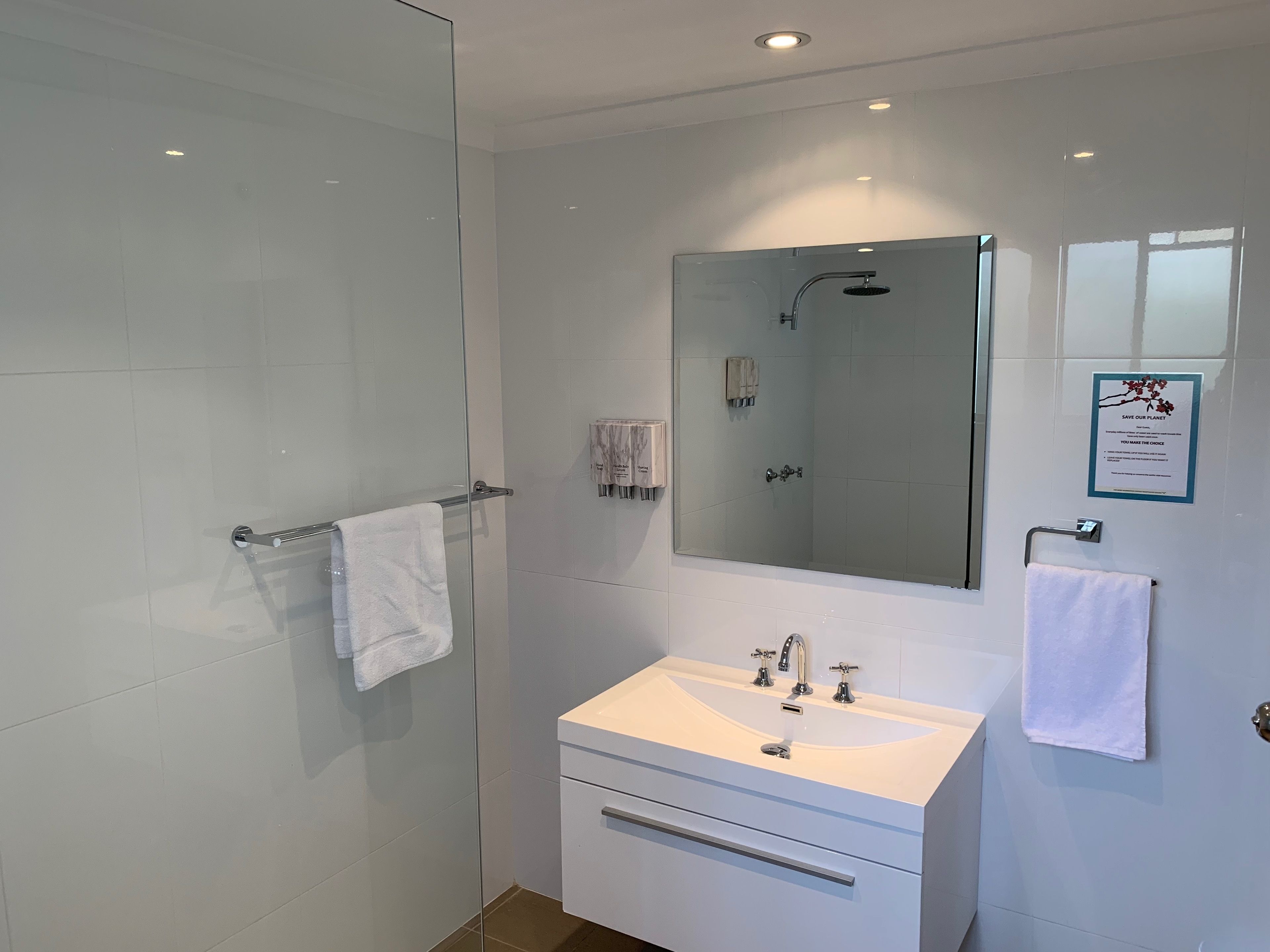 Suite Superior, 1 letto king | Bagno | Doccia, asciugacapelli, asciugamani