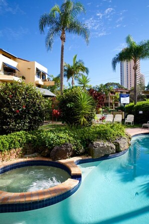 Outdoor pool - Grangewood Court (Broadbeach)