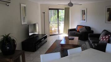 Tủ lạnh, lò vi sóng, dụng cụ pha cà phê/trà, ấm điện