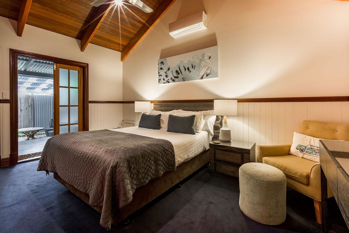 Standard Room, Balcony (Shiraz Queen Spa) | Bar mini, meja, Wi-fi percuma, cadar katil