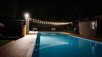 Outdoor pool, free pool cabanas, pool loungers