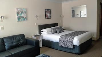 2. Executive Queen - Disability Access Room | Peralatan tempat tidur premium, bar mini, dihias secara berasingan