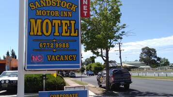 Depan hartanah - siang/malam