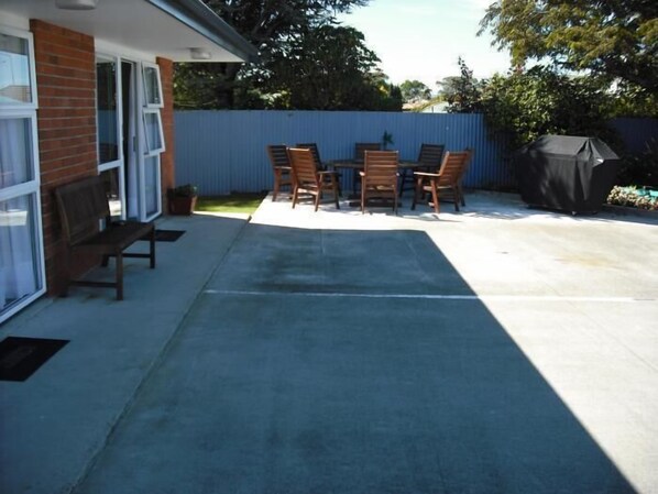 BBQ/picnic area - 554 Moana Court Motel (Invercargill)
