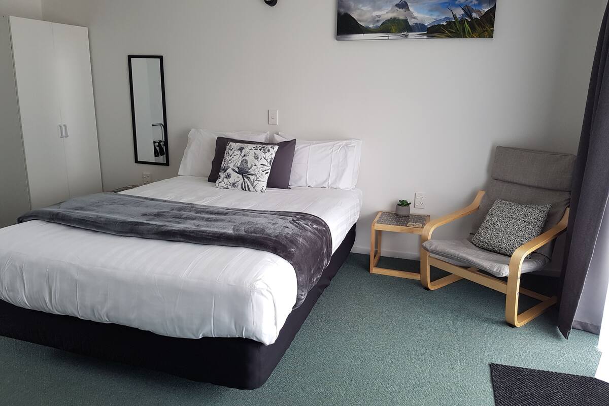 Iron/ironing board, free WiFi