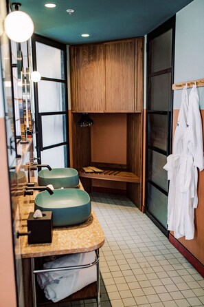 Minibar, coffres-forts dans les chambres, rideaux occultants