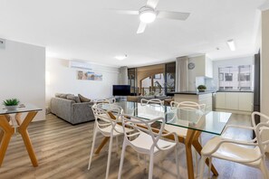 3 Bedroom Superior Apartment | Decoración personalizada y muebles diferentes 
