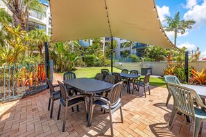 Outdoor dining - Kalua Holiday Apartments (Maroochydore)