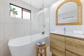 3 Bedroom Apartment (Bunks) | Individually decorated, individually furnished, iron/ironing board - Kalua Holiday Apartments (Maroochydore)