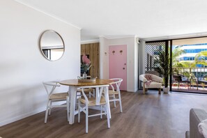 Apartament superior | Zona de menjador de l'habitació