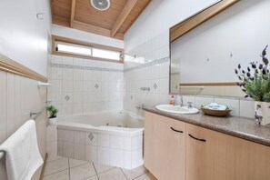 Deluxe appartement, 2 slaapkamers, niet-roken, keuken (Deluxe Spa Cottage 2) | Badkamer | Een douche, gratis toiletartikelen, een haardroger, handdoeken