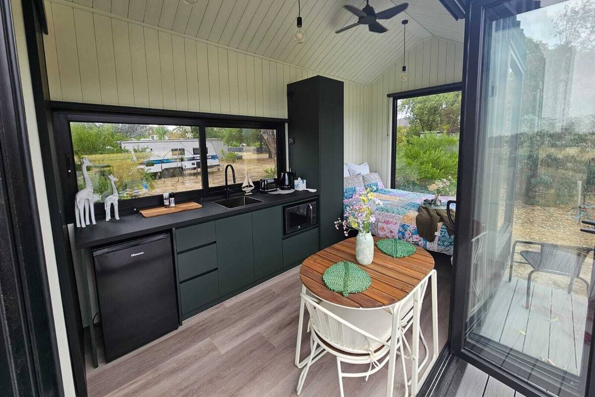Cabin, 1 giường cỡ queen, quang cảnh đồi núi, cạnh núi | Truy cập Internet không dây miễn phí, bộ trải giường 