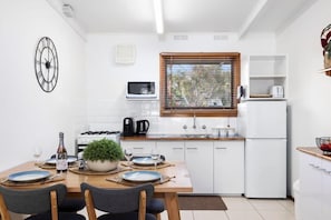 Family Room, 2 Bedrooms | Free WiFi, bed sheets - Halls Haven Holiday Units (Halls Gap)