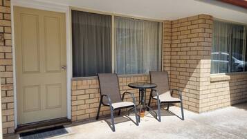Deluxe Studio Apartment (1 Queen and 2 Single Beds) | Terrace/patio