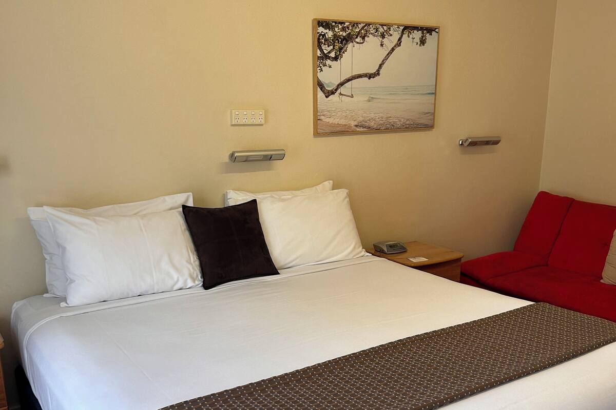 Classic Super King | Premium bedding, blackout drapes, WiFi (free), bed sheets