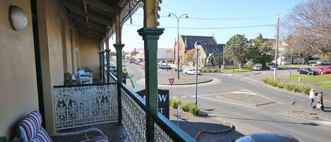 Deluxe-huone | Silitysrauta/-lauta, ilmainen Wi-Fi, vuodevaatteet