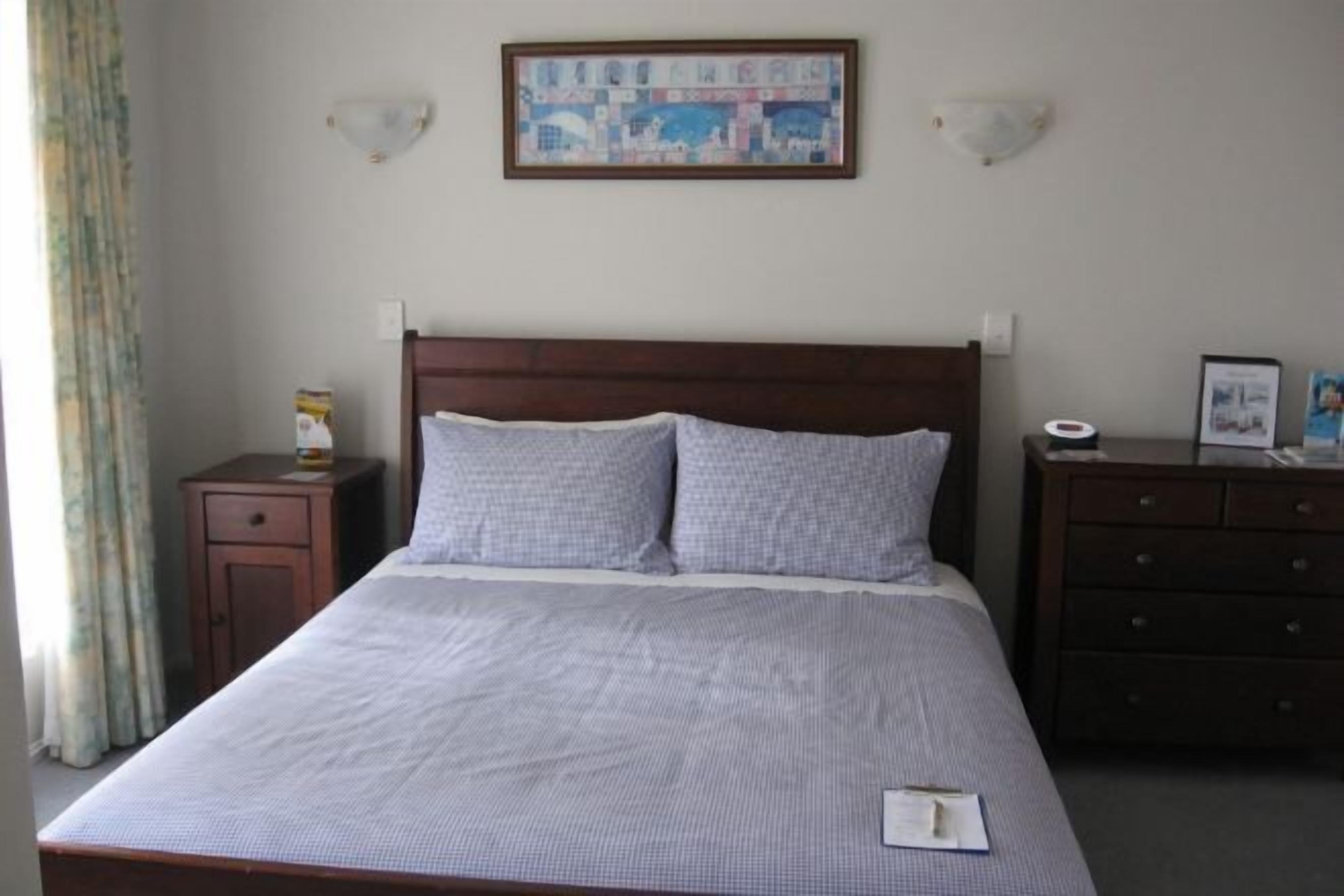 Cortinas blackout, tabla de planchar con plancha y wifi gratis 