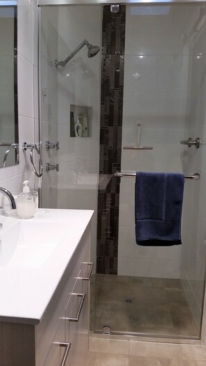 Standard Room (Private Ensuite) | Bilik Mandi | Kelengkapan dandanan diri percuma, pengering rambut, tuala disediakan 