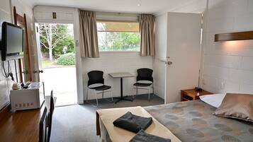 Familienzimmer, 2 Schlafzimmer, 2 Bäder, Erdgeschoss | 1 Schlafzimmer, individuell eingerichtet, Schreibtisch