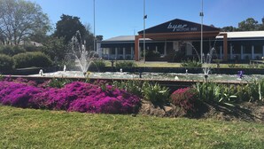 A motor inn with a landscaped garden and a fountain. - Byer Fountain Motor Inn, Holbrook (Holbrook)