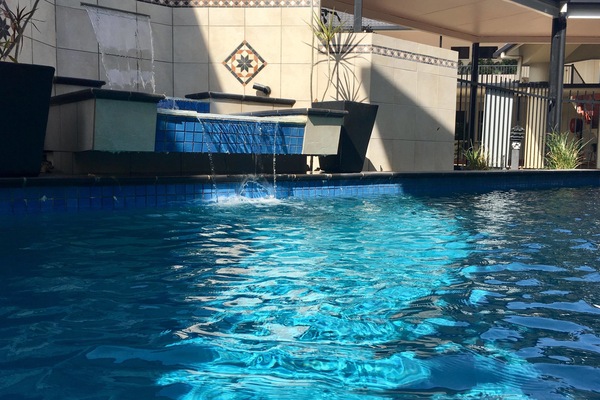 Una piscina al aire libre