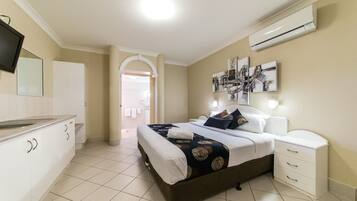 Standard Room, Non Smoking, Kitchenette (Spa Suite) | Iron/ironing board, free WiFi, bed sheets