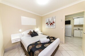 Family Suite, 2 Bedrooms, Non Smoking, Kitchen | Iron/ironing board, free WiFi, bed sheets - Villa Capri Motel (Rockhampton)