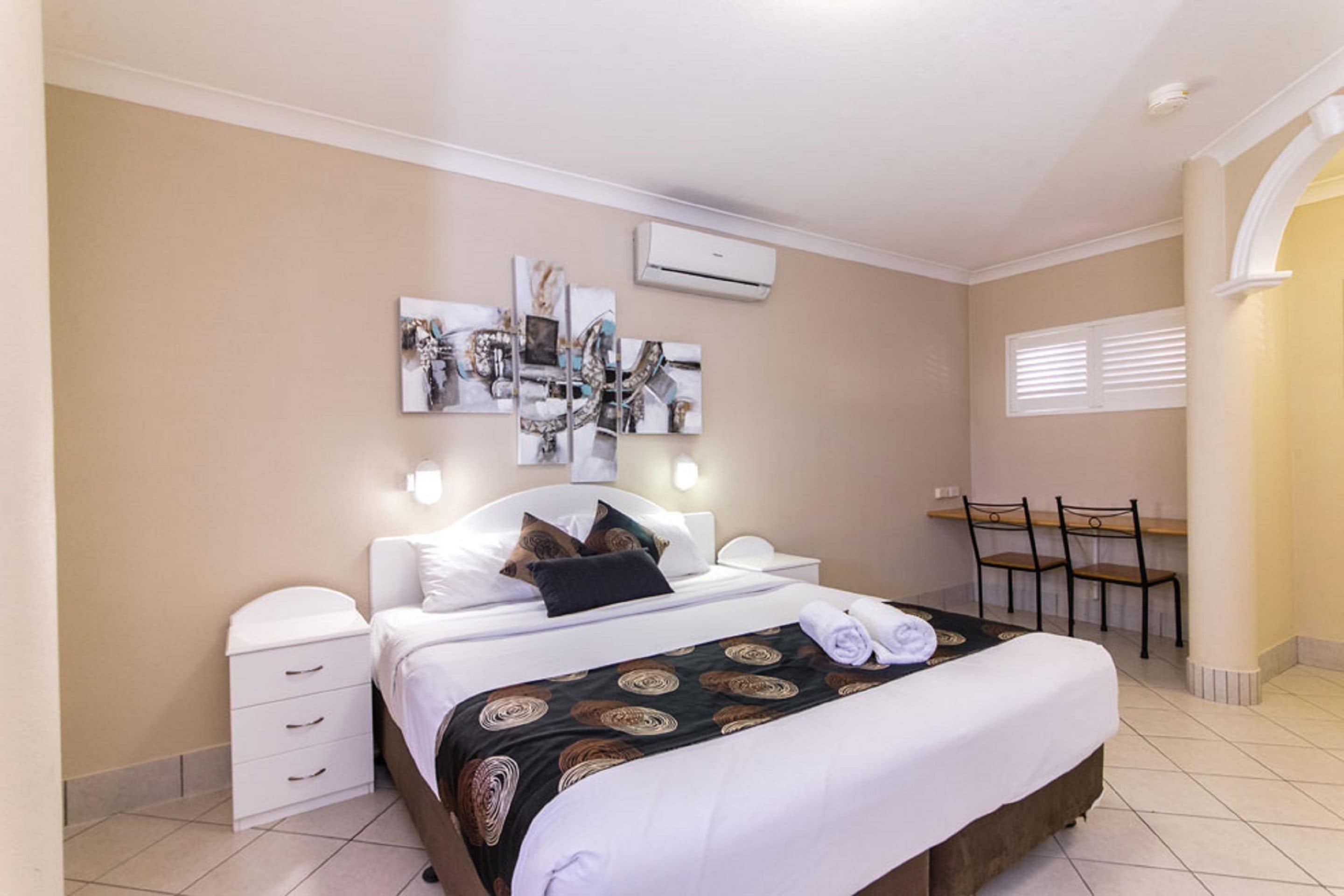 Standard Room, Non Smoking, Kitchenette (Spa Suite) | Iron/ironing board, free WiFi, bed sheets
