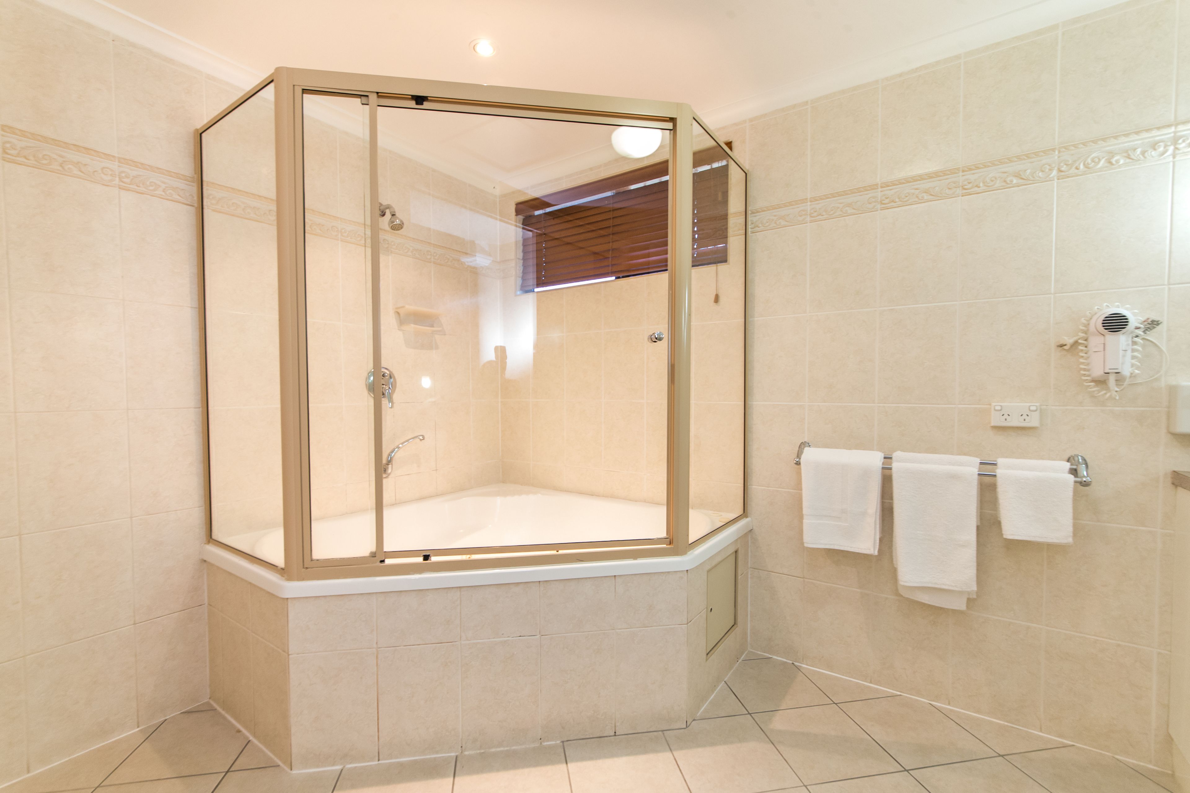 Standard Room, Non Smoking, Kitchenette (Spa Suite) | Bathroom shower