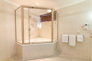 Standard Room, Non Smoking, Kitchenette (Spa Suite) | Bathroom shower - Villa Capri Motel (Rockhampton)