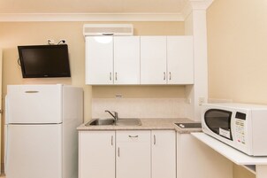 Family Suite, 2 Bedrooms, Non Smoking, Kitchen | Private kitchenette | Microwave, electric kettle