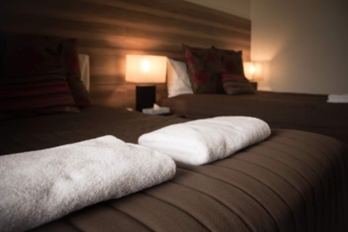 Standardzimmer, Balkon (Twin Room) | Bügeleisen/Bügelbrett, kostenloses WLAN, Bettwäsche