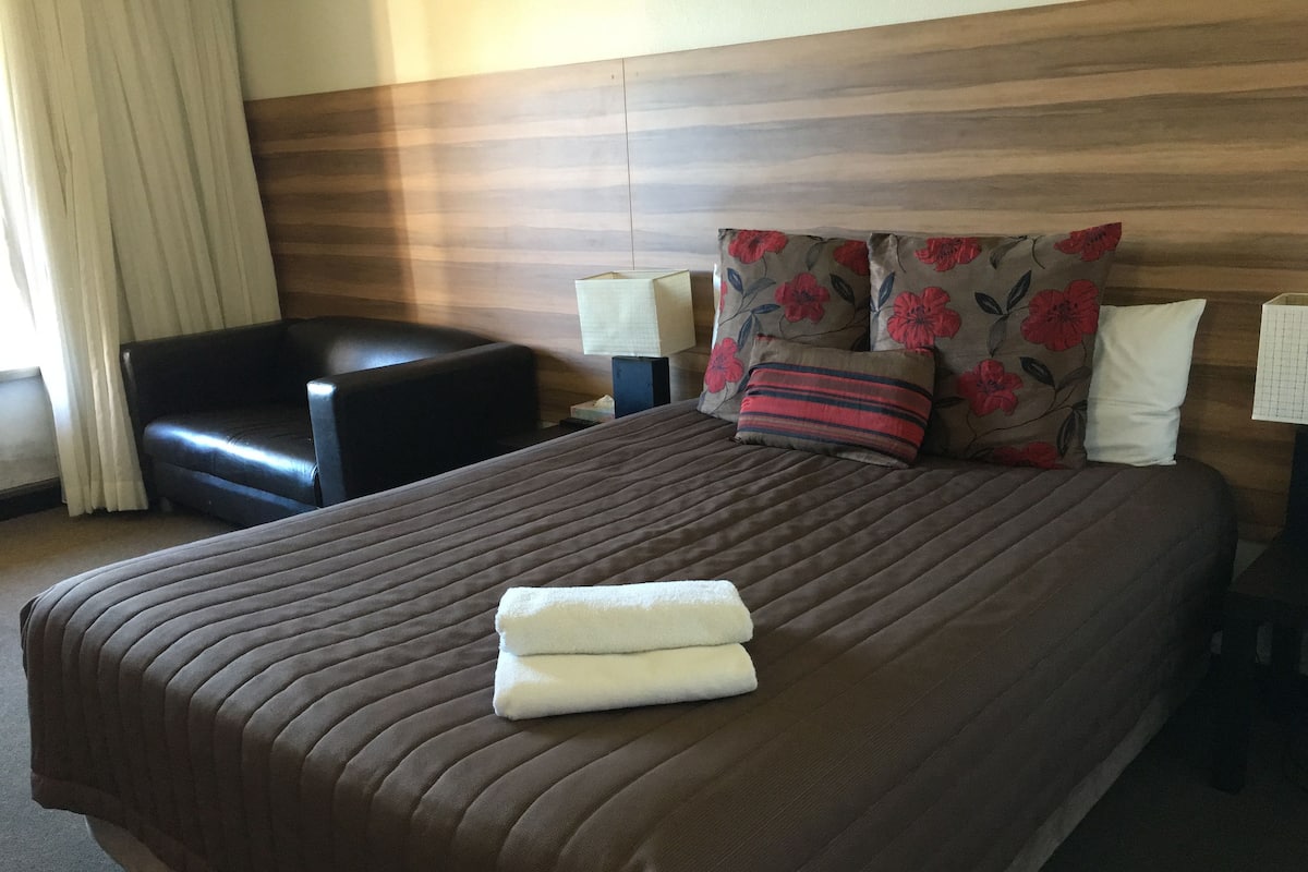 Standardzimmer, Balkon (Queen Room) | Bügeleisen/Bügelbrett, kostenloses WLAN, Bettwäsche