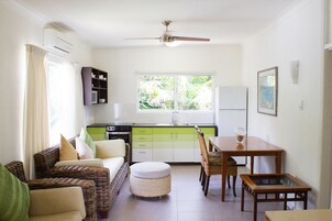Tabla de planchar con plancha y decoración personalizada
