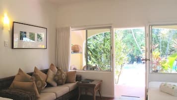 Estudio Deluxe, Terraza | Área de sala de estar | Televisión de pantalla plana