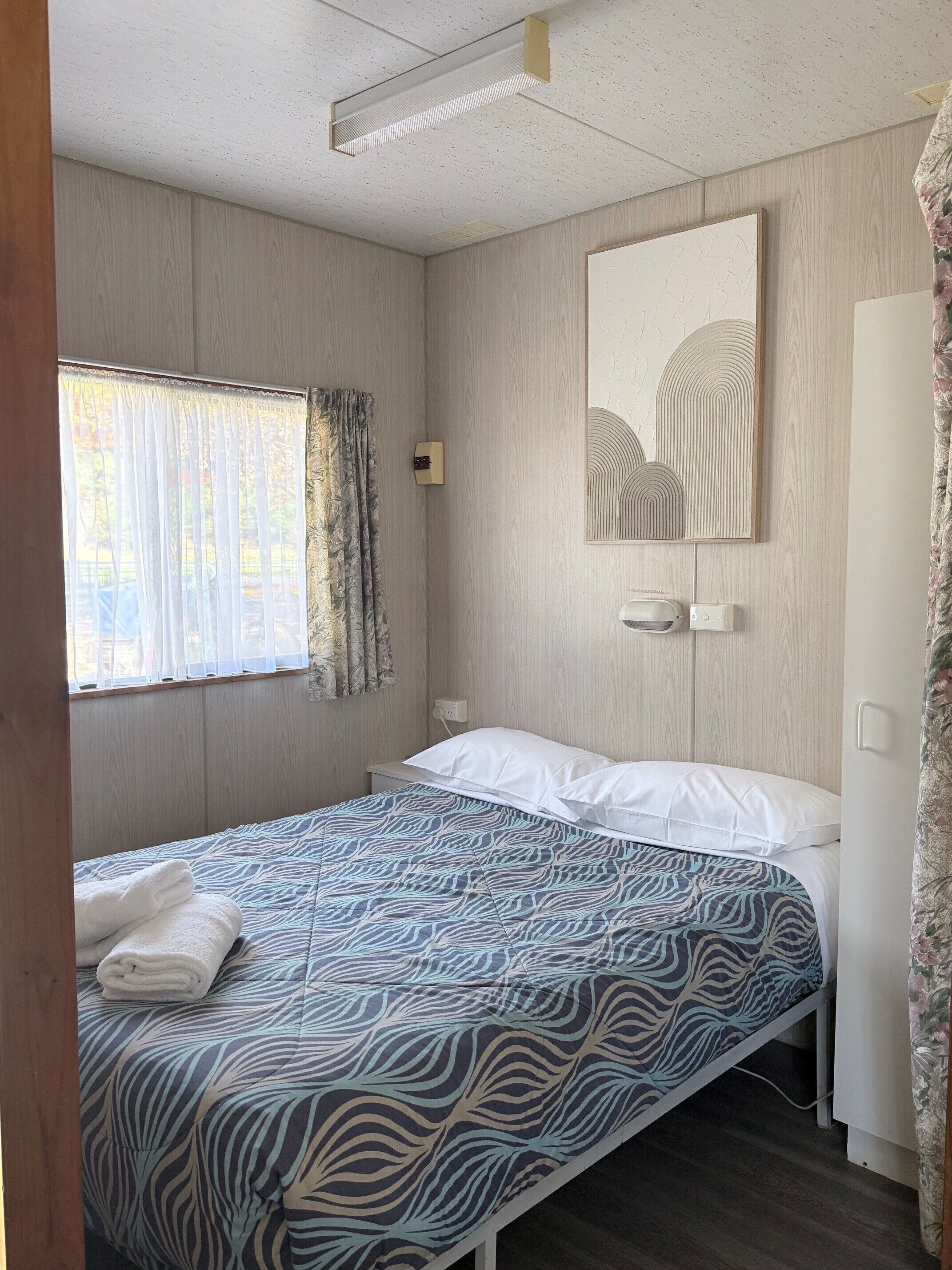 Standard Room, Kitchenette (Ensuited Budget Cabin) | Bed sheets